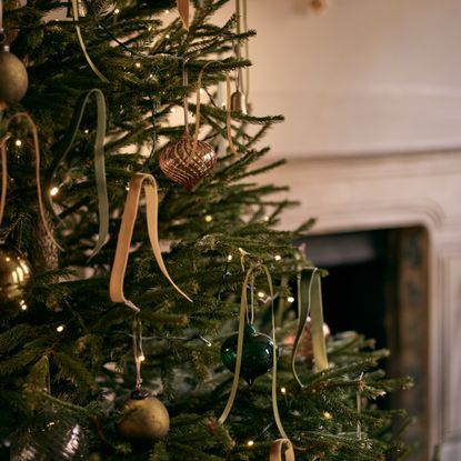 Christmas tree ribbon ideas – a hot new festive decor trend | Ideal Home