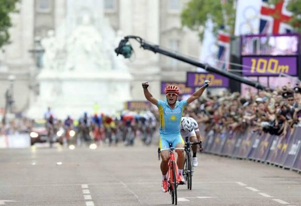 Alexandre Vinokourov (Kazakhstan) outsprints Rigoberto Uran (Colombia).
