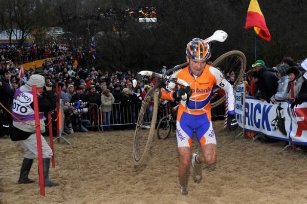 Bart Aernouts (Rabobank) chases up the dune.