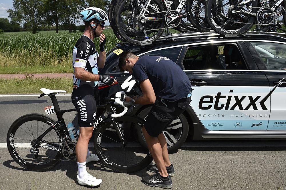 Mark Cavendish (Etixx-Quickstep) gets a wheel change