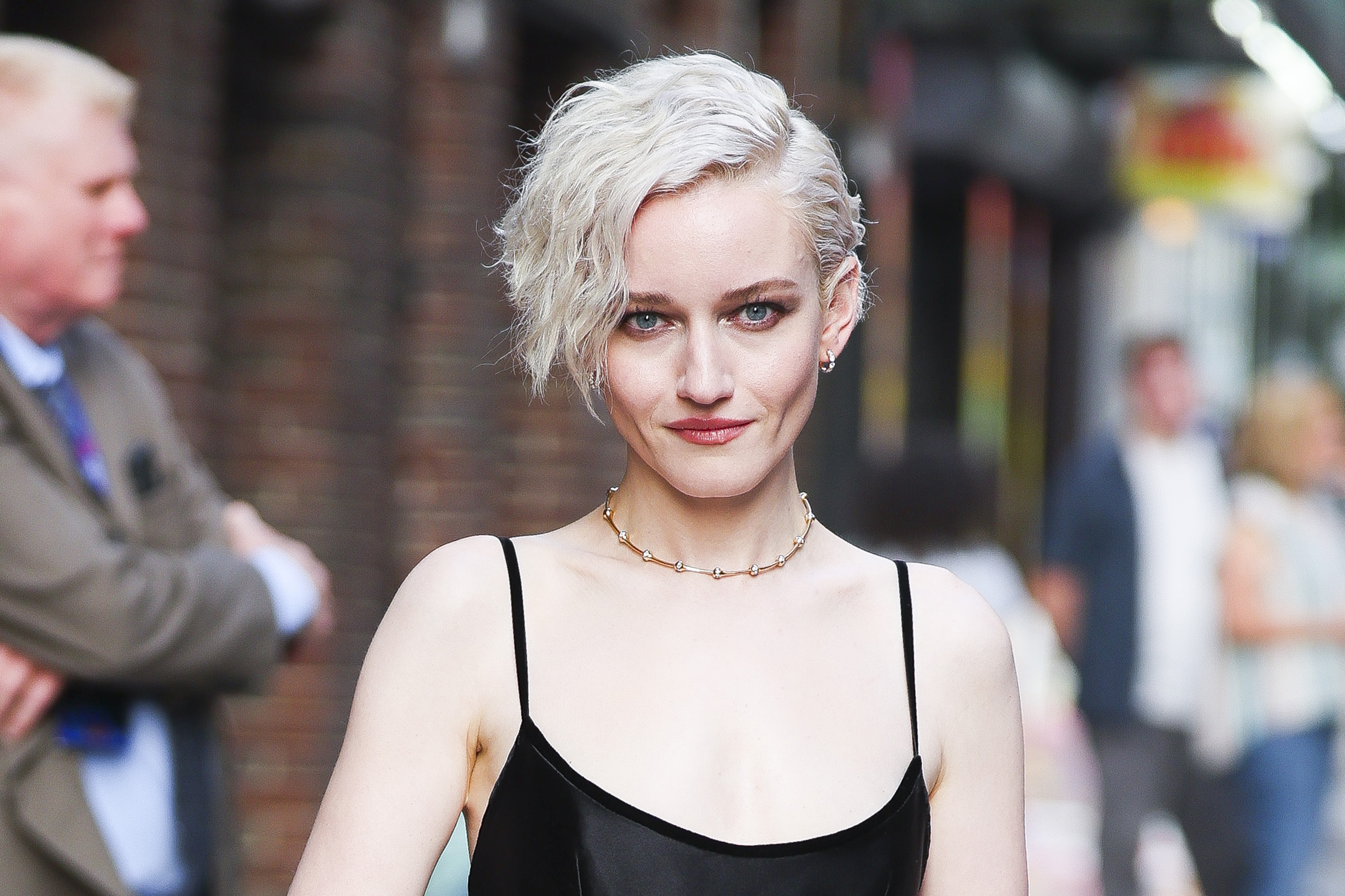 face framing - julia garner