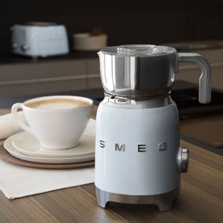 smeg milk frother in blue