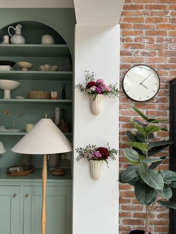 This Viral Trick Lets You Display Flowers on a Blank Wall Livingetc