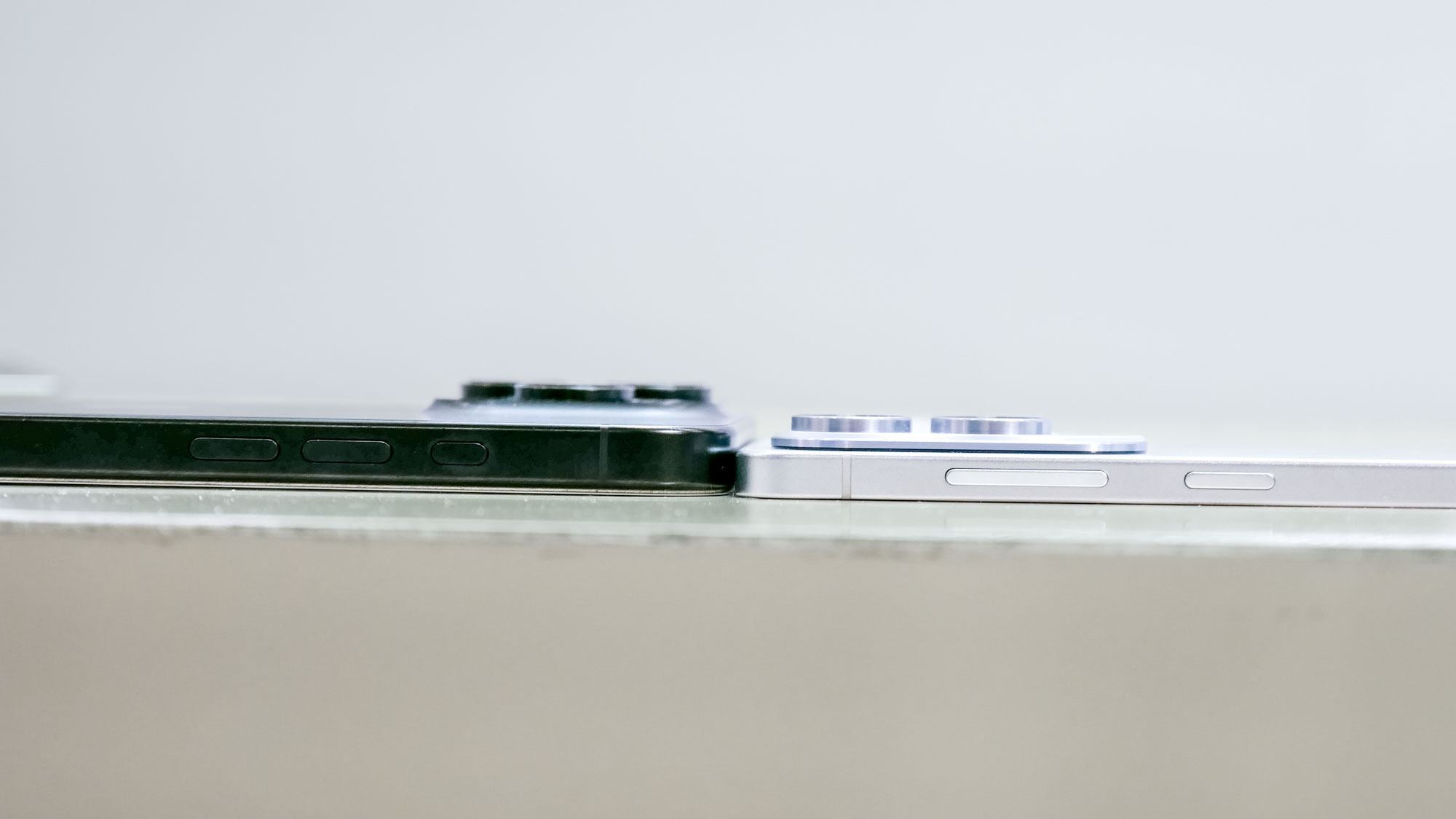 Galaxy S25 Edge vs iPhone 16 Pro Max.