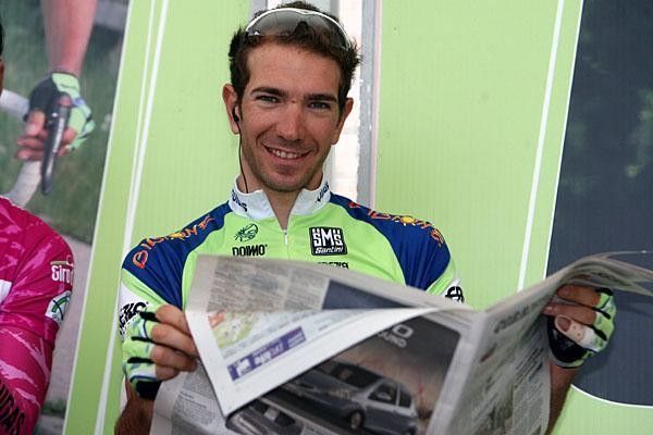 Alessandro Vanotti (Liquigas) reads the paper before the start.