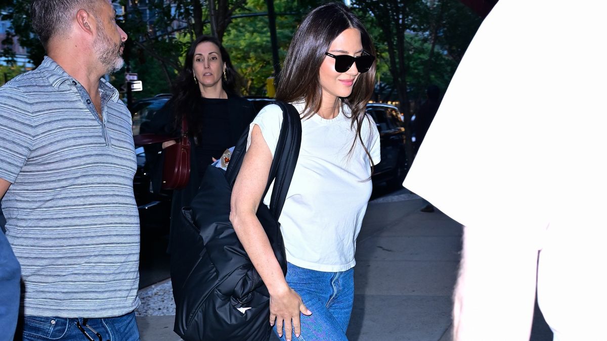 Olsen Coded and Time Tested: The Flat-Shoe Style It Girls in NYC Are Wearing With Jeans and a Tee
