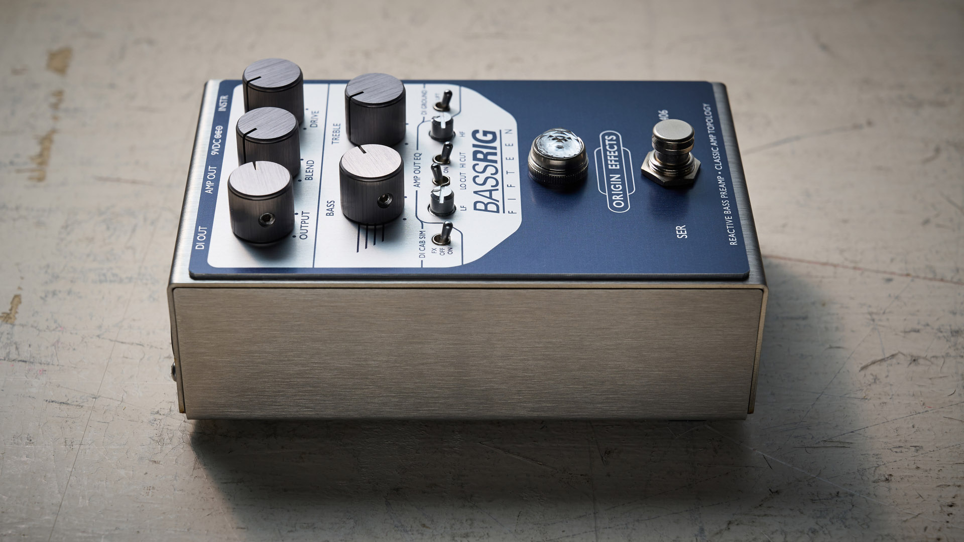 Origin BASSRIG 15: the classy bass pedal has a red jewel lamp just like a real amplifier and is photographed in close-up.