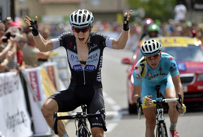 Jan Bakelants (Omega Pharma - QuickStep) beats Lieuwe Westra (Astana) in a two-man sprint to the line