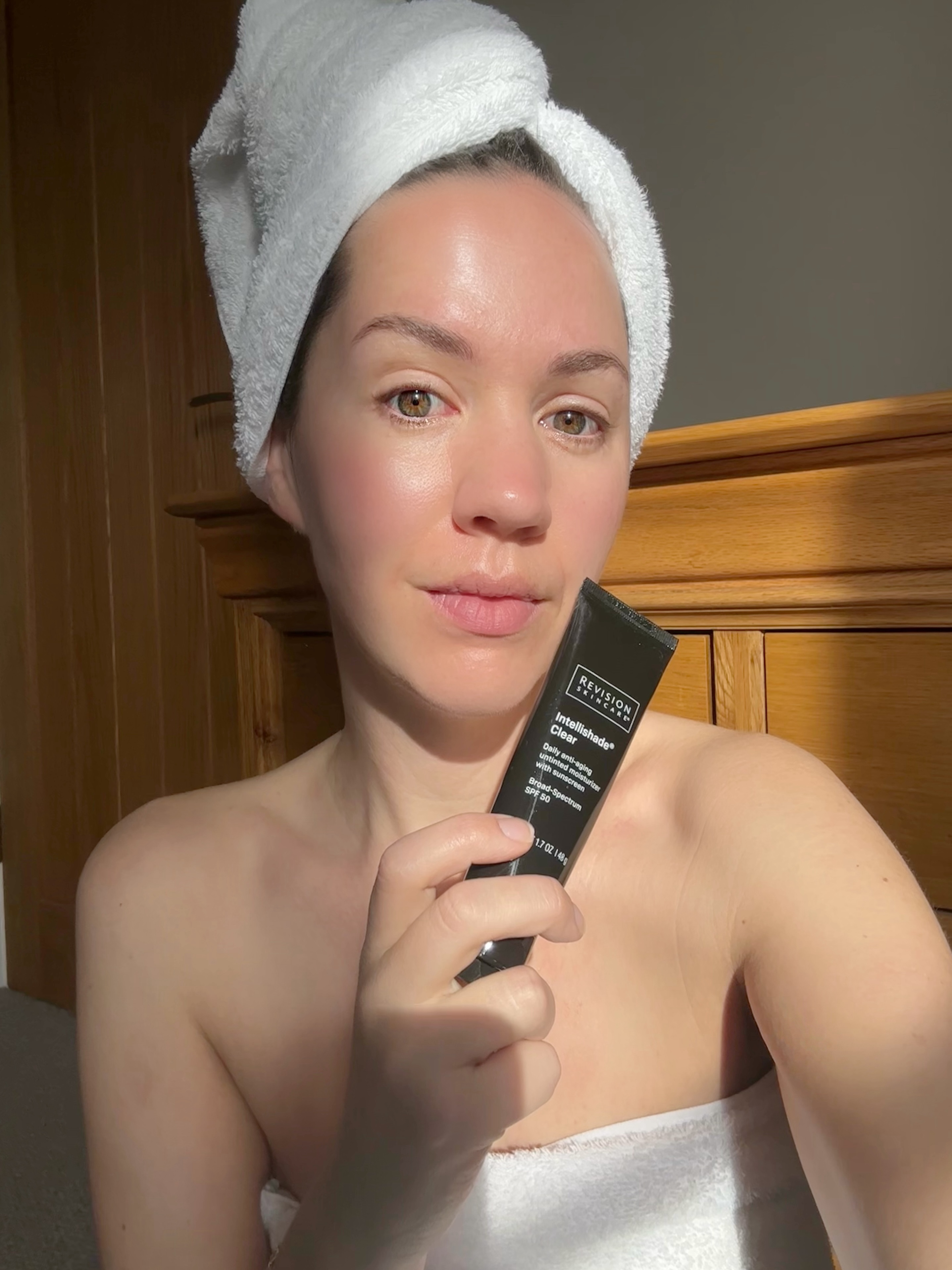 Perdita Nouril taking a selfie with one of the best non comedogenic moisturisers