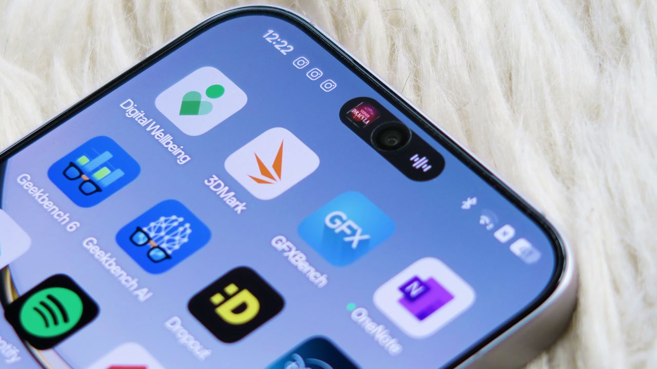 Oppo Find X8 review Live Alerts capsule