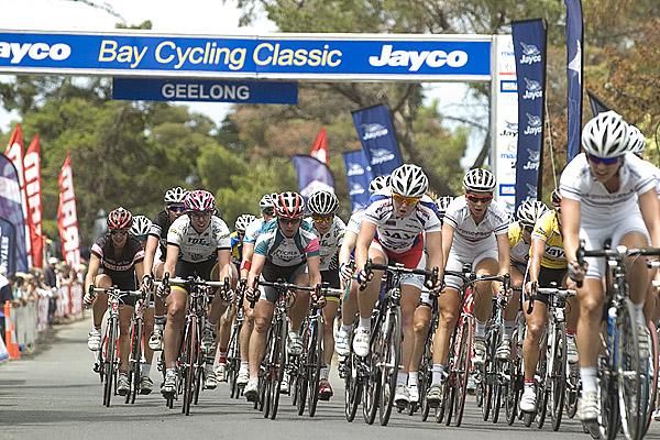 The peloton head up the home straight beneath the banner in Geelong Eastern Gardens.