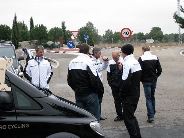 Team Sky staff stop to discuss the morning's proceedings.