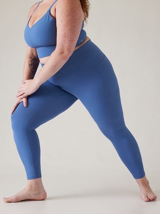 missing-image هذه الصدرية الرياضية التي تبلغ قيمتها 49 دولارًا هي المفضلة للفتيات مفلس في كل مكان