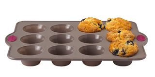 silicon muffin pan with muffins