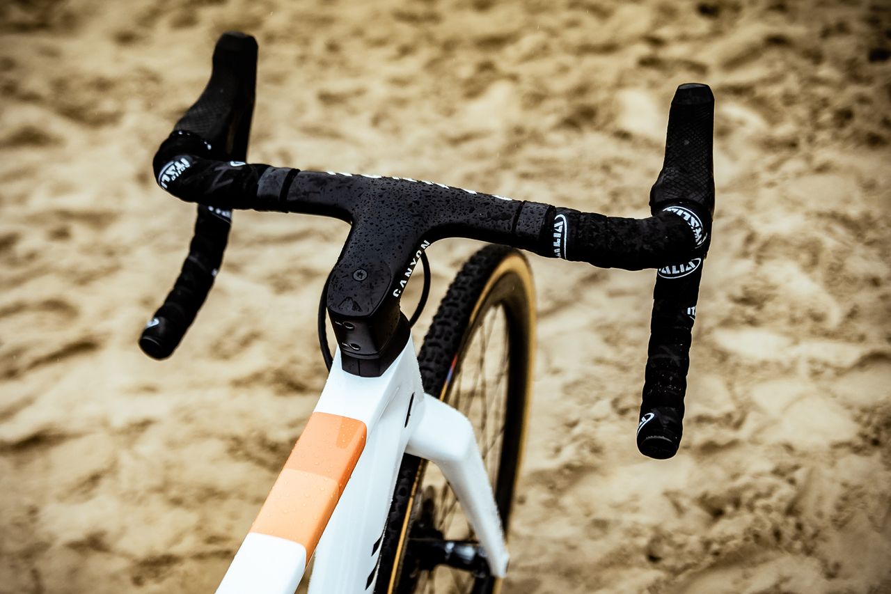 Ceylin del Carmen Alvarado's Canyon Inflite CF SLX cyclo cross bike