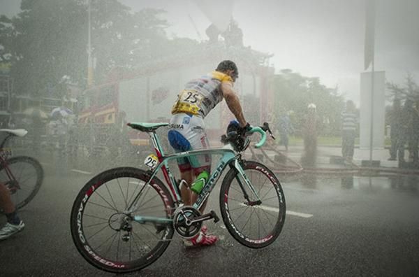 Not sure why he would have needed the shower after three-and-a-half hours in pouring rain but tour leader Jose Serpa (Androni Giocattoli) can do whatever he likes really.