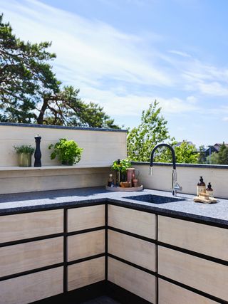 Outdoor kitchen ideas by Lundhs Real Stone
