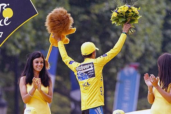 Contador with lion and yellow flowers on the podium.