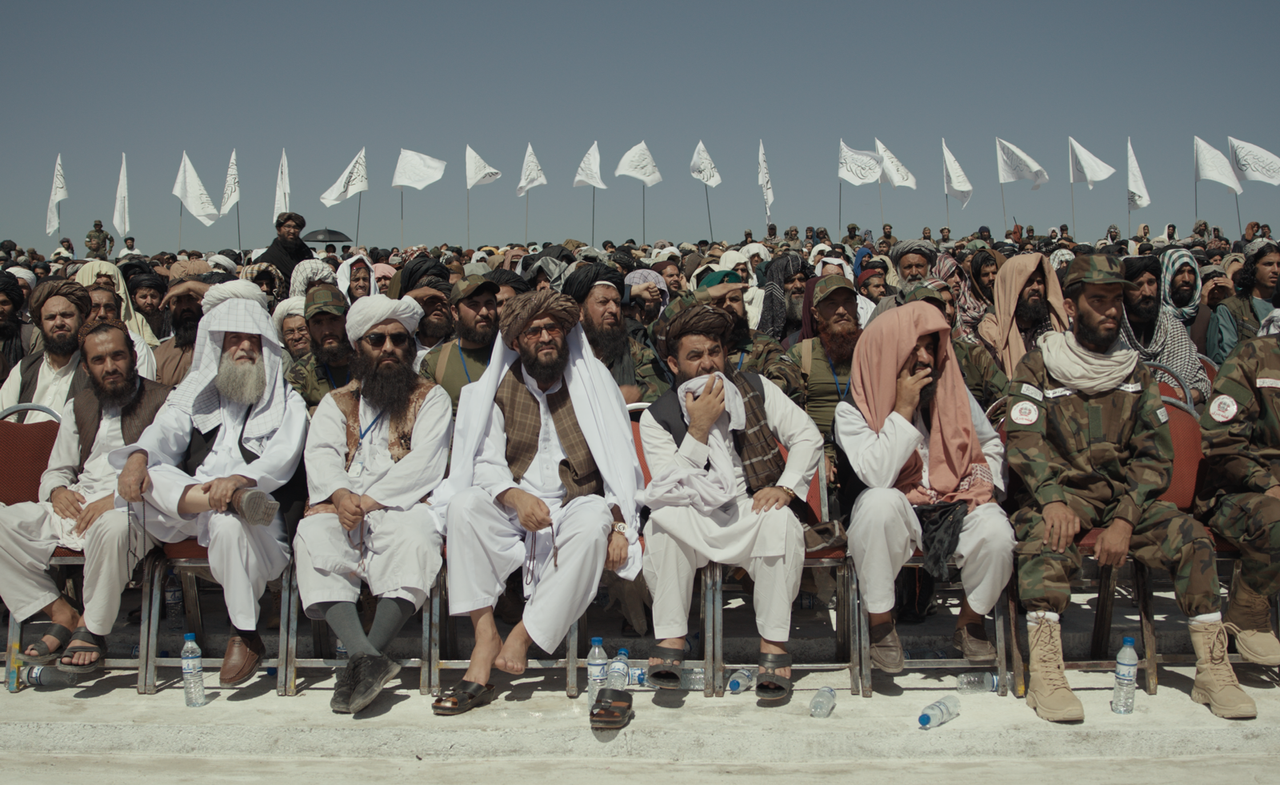 Hollywoodgate film still featuring a crowd of Afghan people