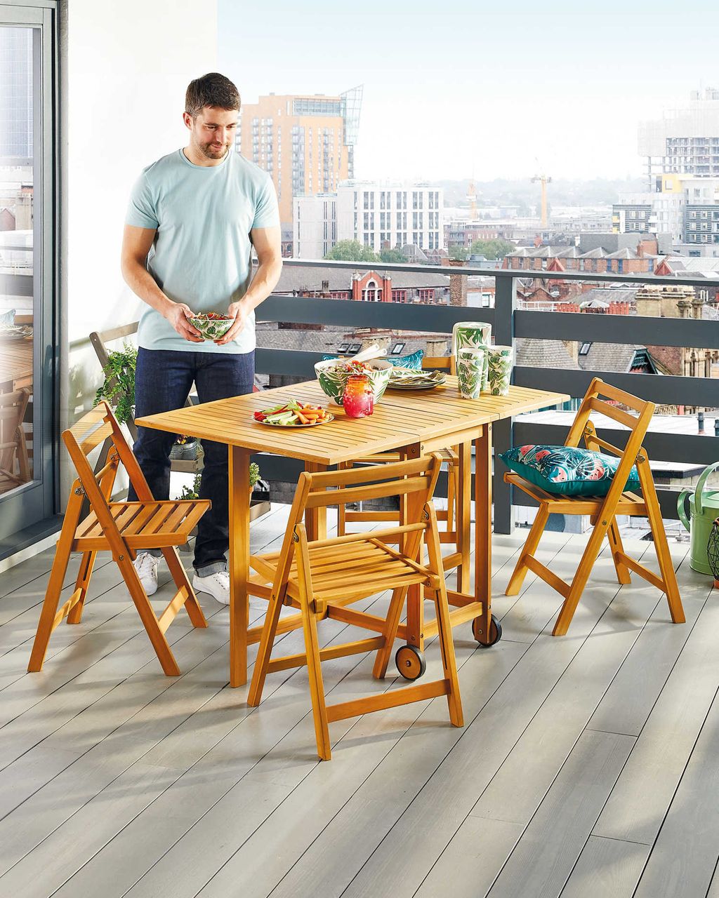 This Aldi garden furniture is small space AND small budgetfriendly. We