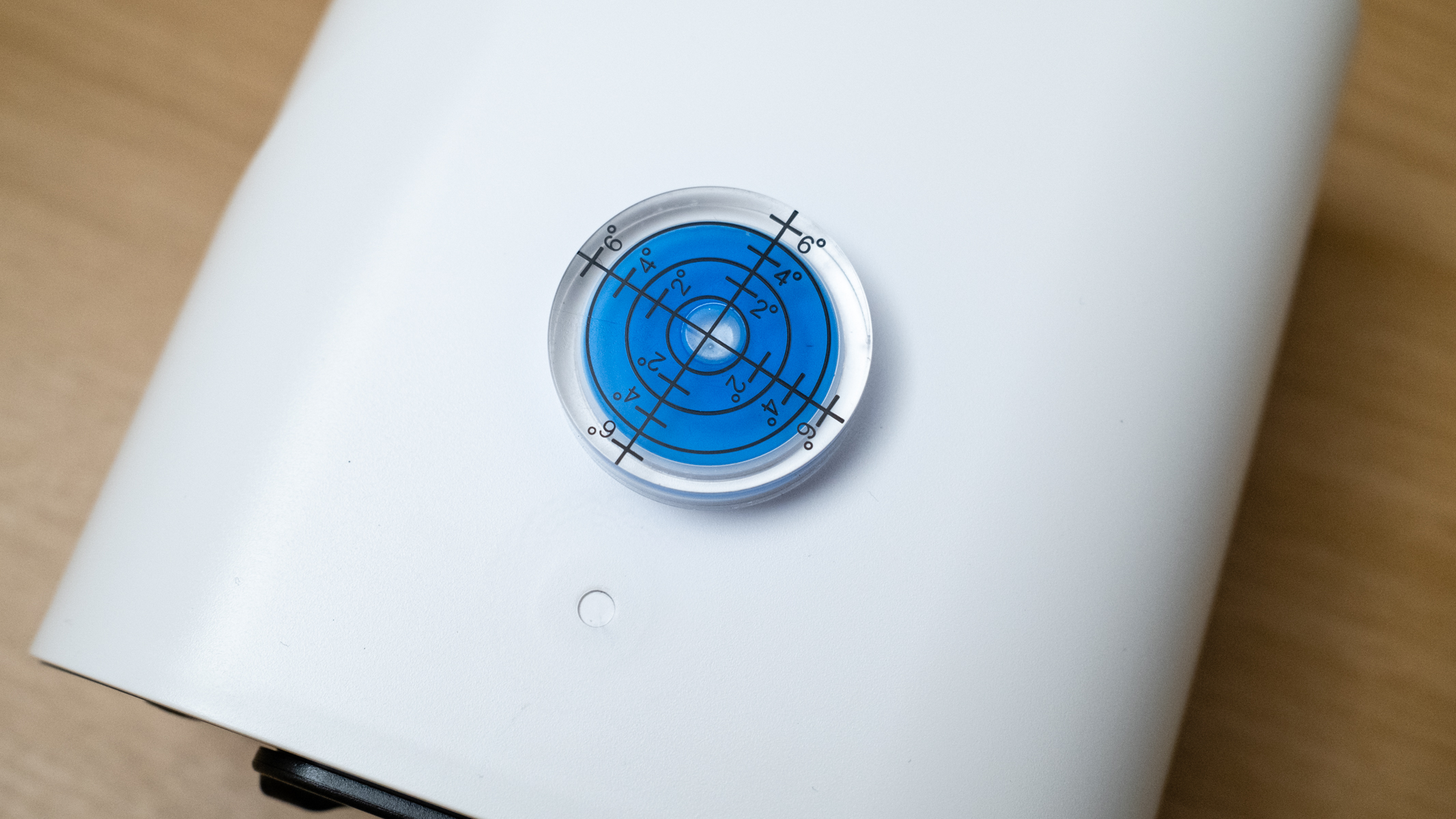 Enlaps Tikee Mini+ With a spirit level on top of the camera