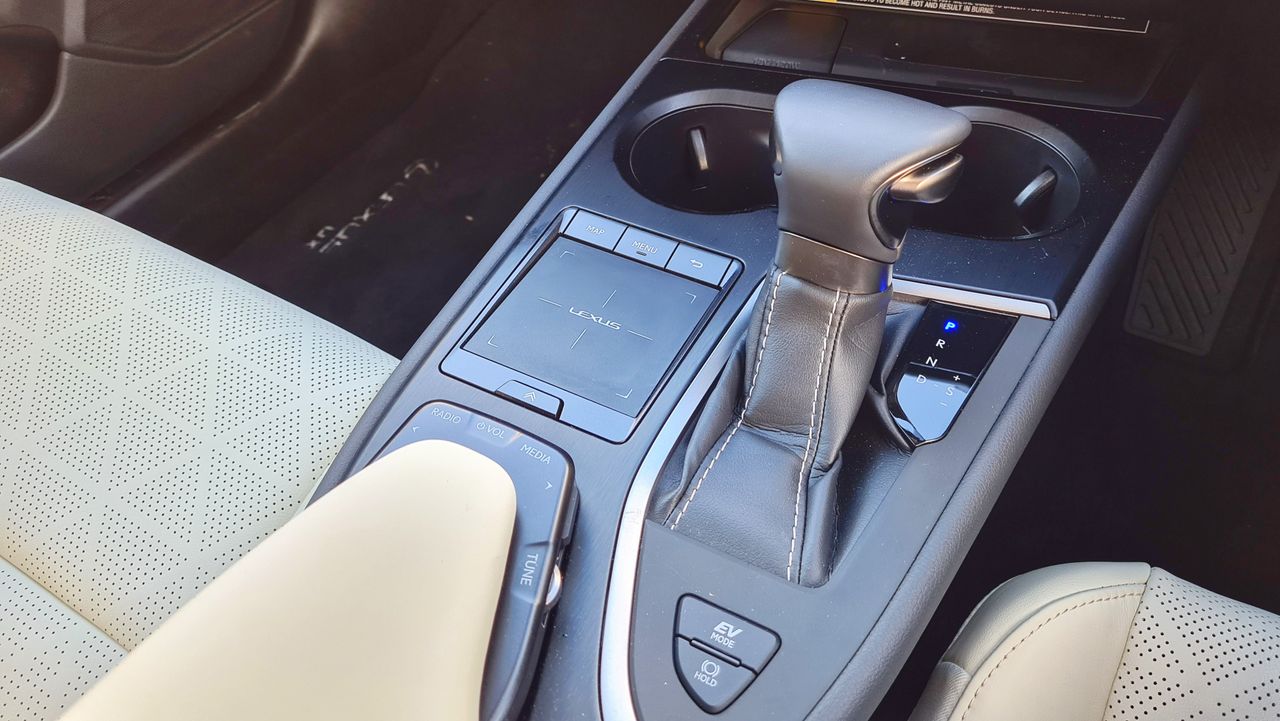 Lexus UX 250h