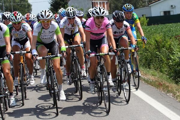 Marianne Vos (Nederland Bloeit) at the front of the bunch