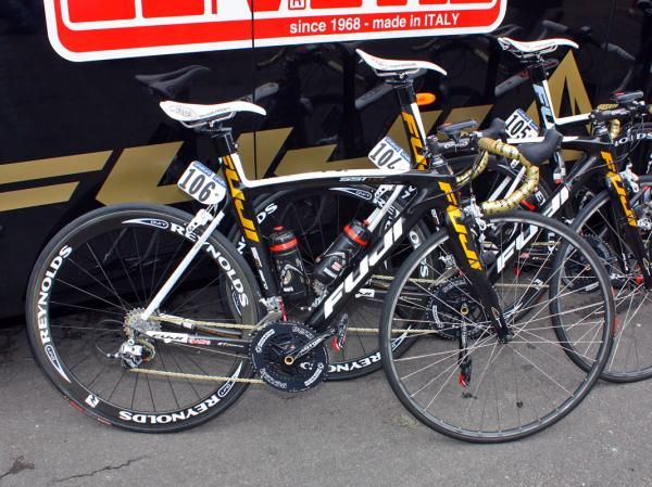 Footon-Servetto chose Fuji's SST 1.0 aero road bikes for the early road stages of the Giro d'Italia. Interestingly - and just as former Oval Products owner Morgan Nicol has always said - the team is also using standard-diameter bars and stems instead of oversized ones.