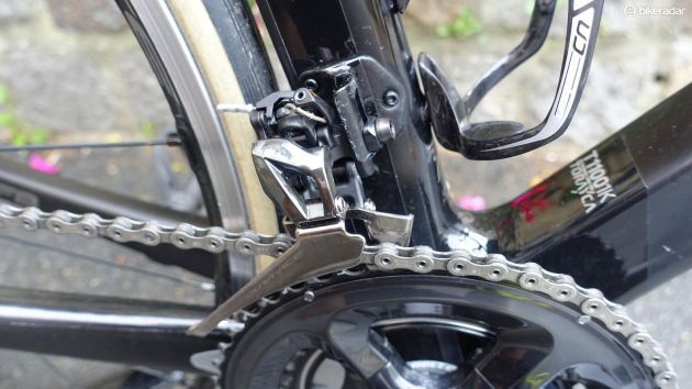 The front derailleur foregoes the tall lever and instead uses a toggle mechanism