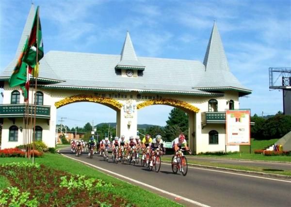 The peloton heads out of the city of Gramado.