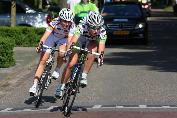 Esra Tromp (Batavus) in the break with Amy Pieters (Merida/Gauss).