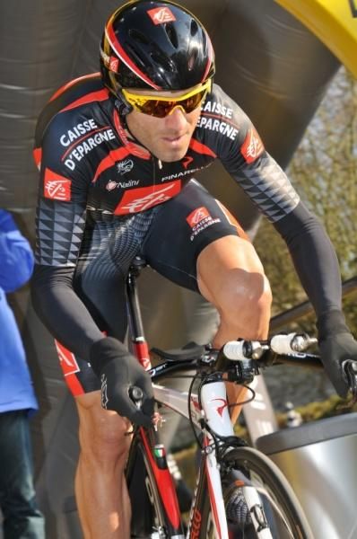Alejandro Valverde (Caisse d'Epargne) sets off