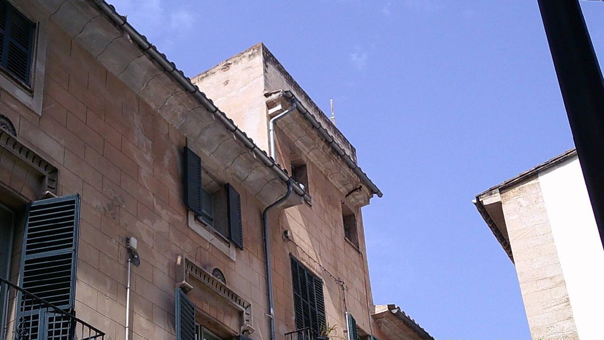 A zoomed image of a building using the Lola camera