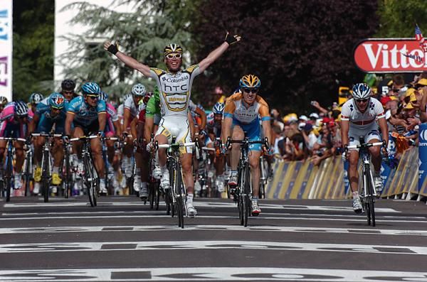 Mark Cavendish (Columbia-HTC) claims another win ahead of Tyler Farrar (Garmin)