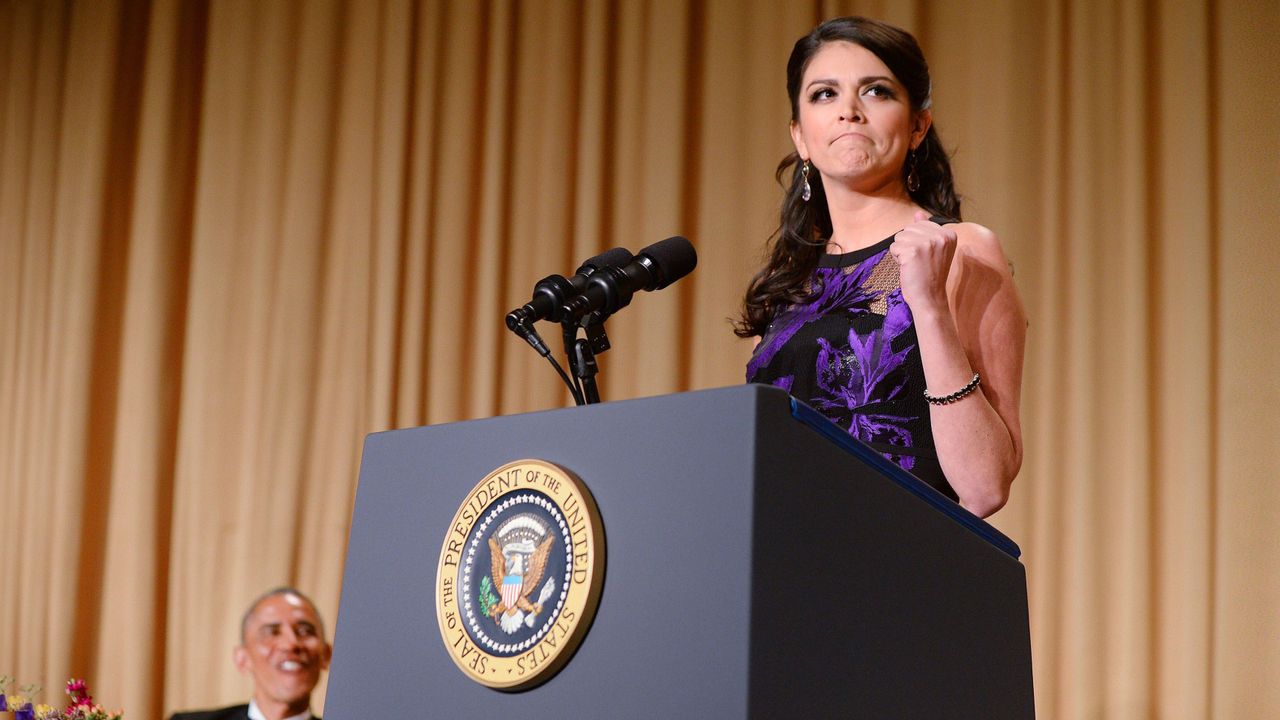 Cecily Strong behind a lectern at the White House.