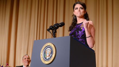 Cecily Strong behind a lectern at the White House.