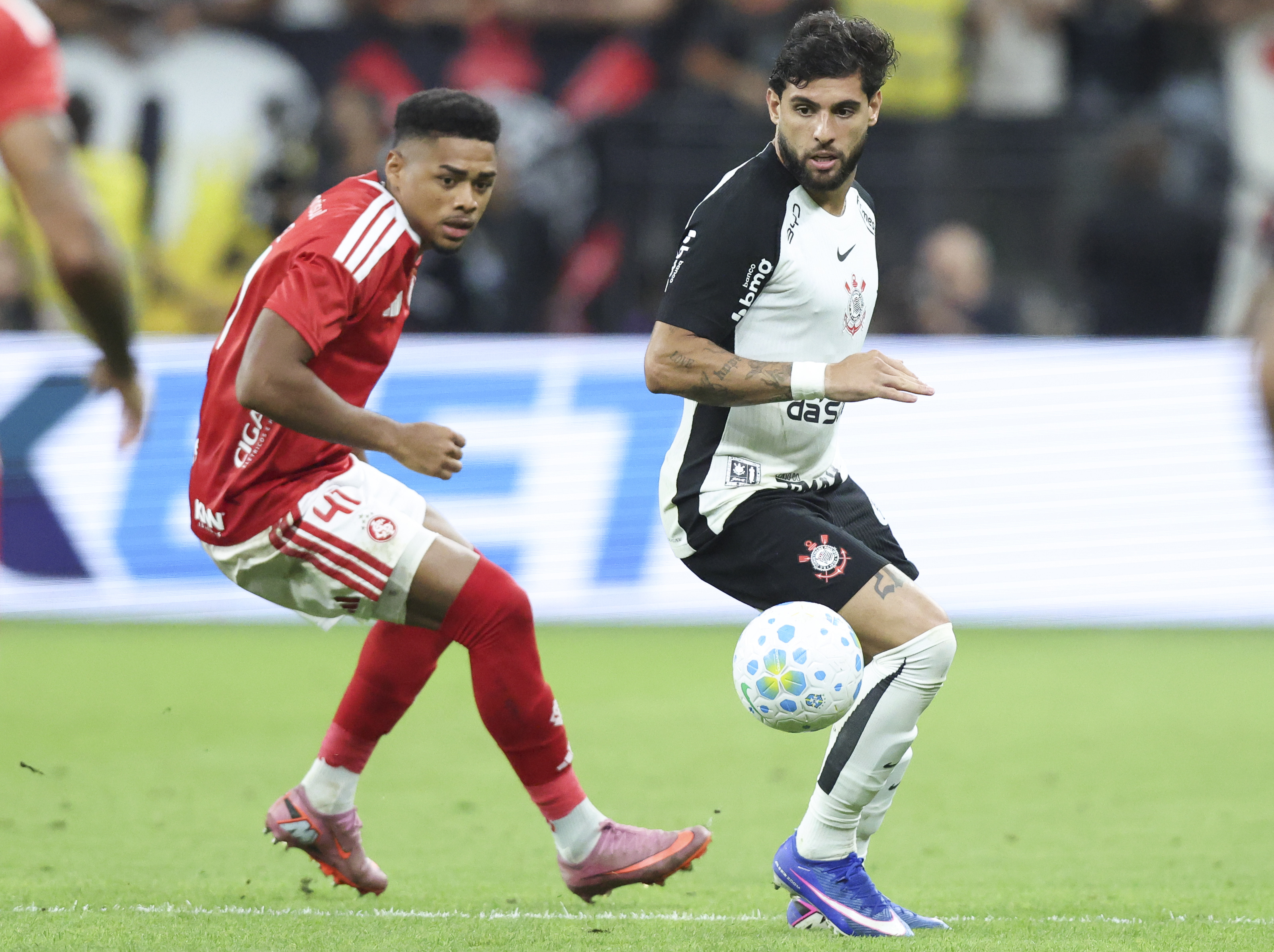 SAO PAULO, BRAZIL - APRIL 05: Victor Gabriel of Internacional and Yuri Alberto of Corinthians fight for the ball during a Brasileirao 2026 match between Corinthians and Internacional at Neo Quimica Arena on April 05, 2026 in Sao Paulo, Brazil. (Photo by Alexandre Schneider/Getty Images)