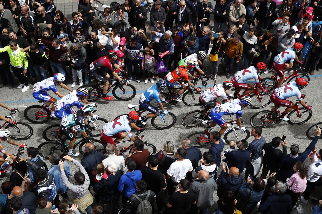 An overhead look at the peloton during stage 6