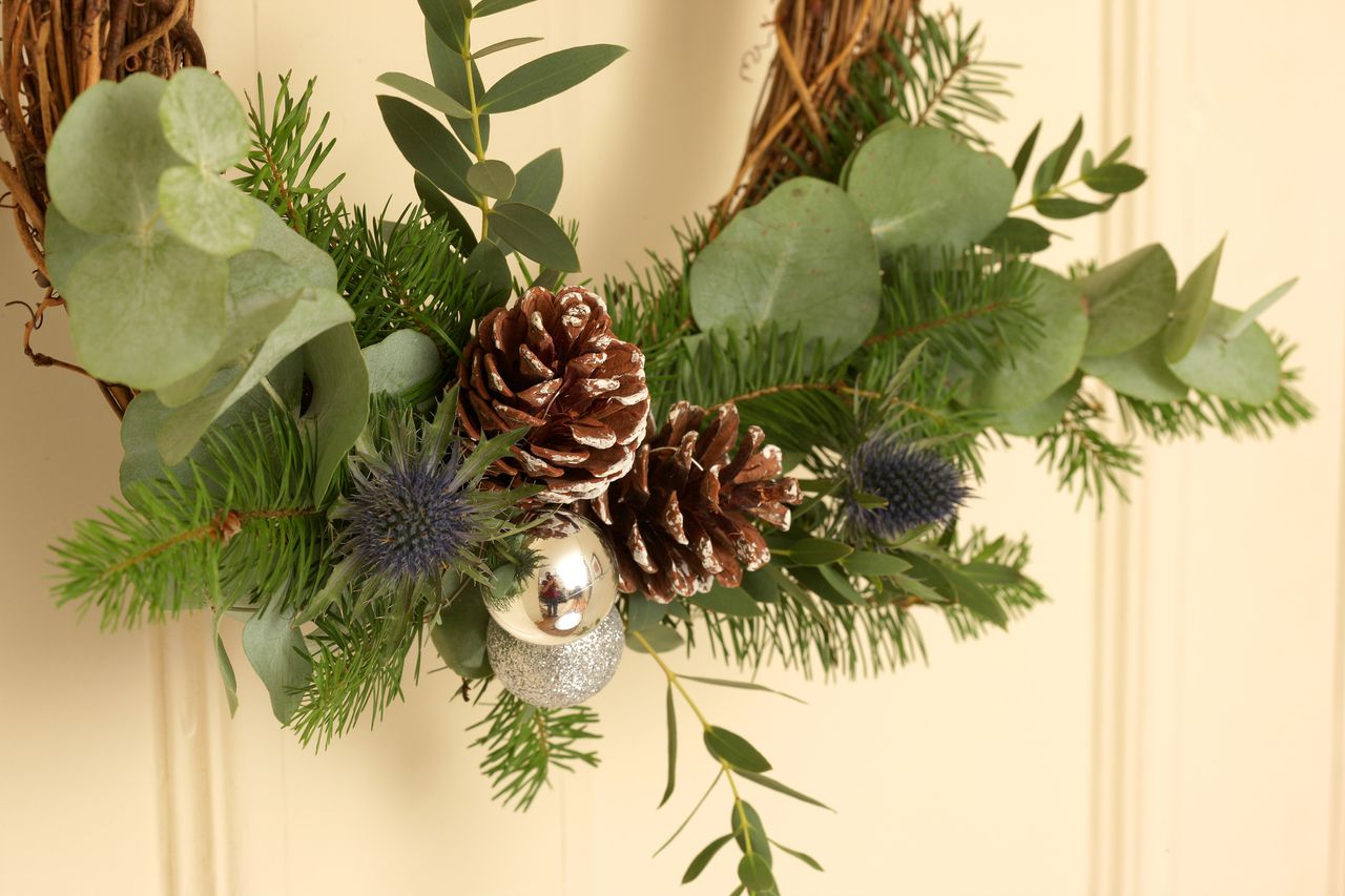 How to make a Christmas door wreath: give this easy weekend project a ...