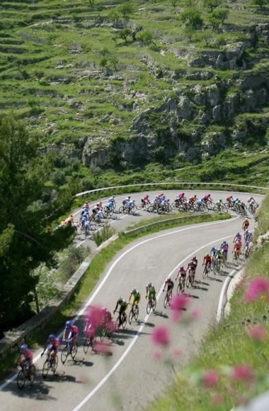 The Giro peloton negotiates a switchback during stage 10 of the 2006 edition.