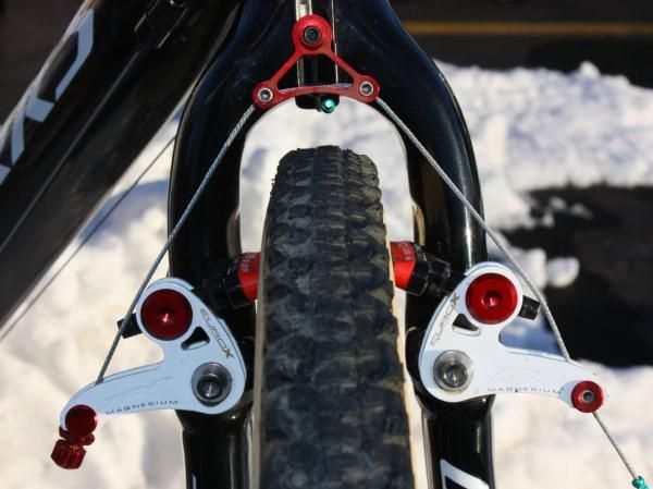The wide fork crown offers up plenty of mud clearance. Scallops on the inner surfaces also allow the brakes to open wider, too.