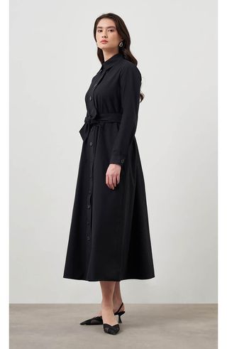 Kleid mit Knöpfen und Gürtel