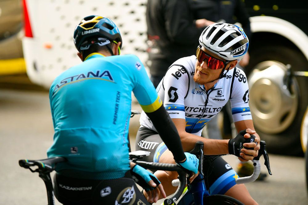 Dario Cataldo (Astana) and Matteo Trentin (Mitchelton Scott) catch up