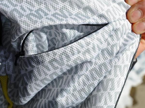 An additional pocket inside is perfect for stuff like keys or a mobile phone.