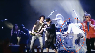 Nathan East tears his achilles tendon onstage with Toto