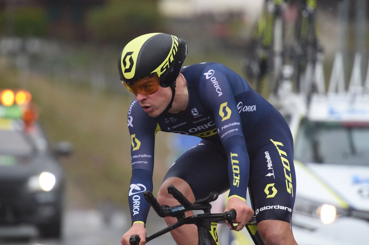 Alexander Edmondson takes the final corner in the prologue