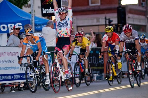 Huff (Jelly Belly) winning the chaotic sprint in grand style. Sulzberger looks amused and Cantwell is looking sideways, wondering how Huff got there!
