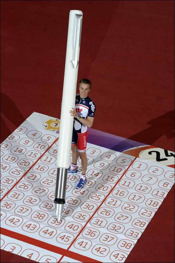 Gianni Meersman (Lotto Belisol) signing his contract