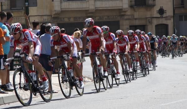 Katusha leads the peloton