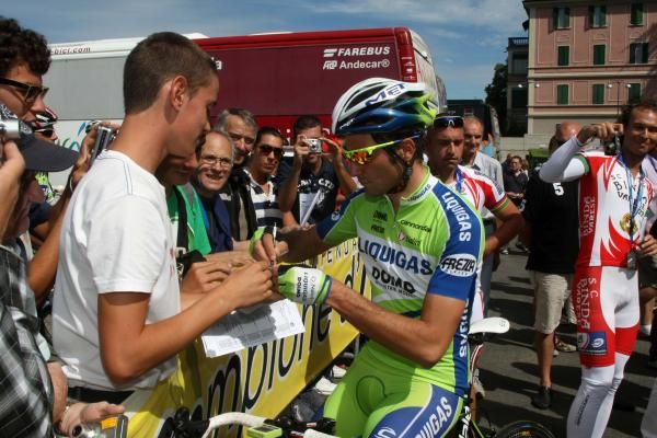 Giro d'Italia winner Ivan Basso (Liquigas-Doimo) mixes with the crowd at the start of the Tre Valli Varesine